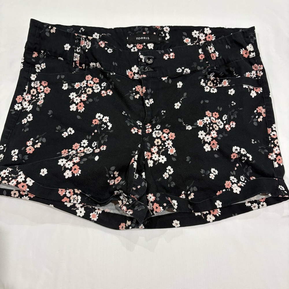 Torrid Floral Cuffed Chino Shorts Size 22 Black Pink Stretch Plus Size